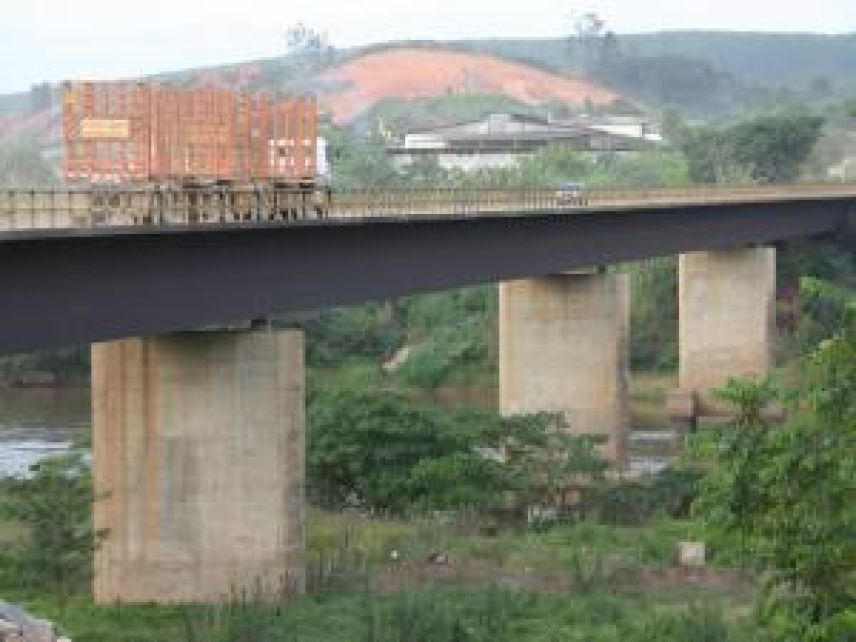 Ponte sobre o Rio Doce