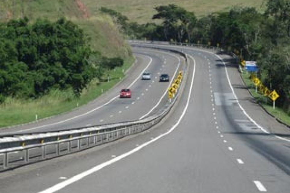 Transporte de carga excedente altera trfego na BR-040, entre Barbacena e Congonhas