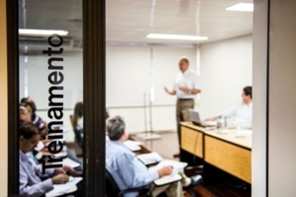 Setcemg discute efeitos da Lei 13.103 e o eSocial em treinamento
