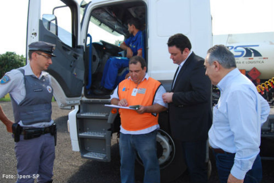 Ipem multa caminhoneiros na Rodovia dos Imigrantes