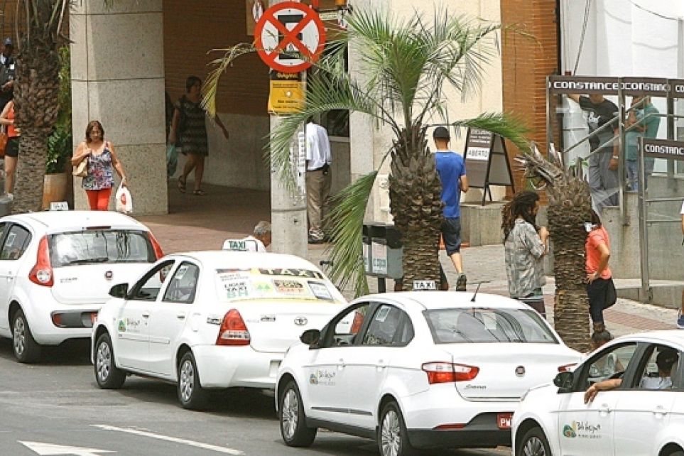 Taxistas recebem uma multa por hora em BH, mas pode ser muito mais