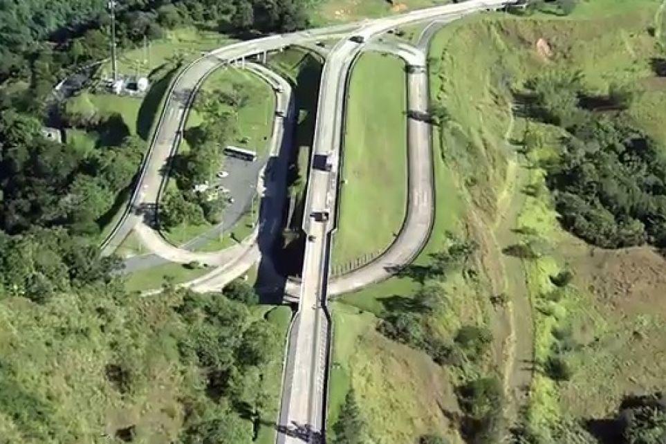 Desmontes de rocha na BR-040 causaro interdio de trechos de Caxias e Petrpolis nesta quinta-feira