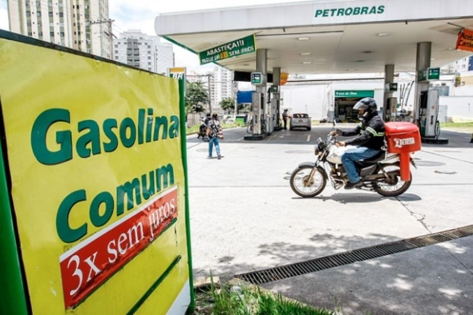 Com queda nas vendas, postos parcelam combustvel em at trs vezes no carto
