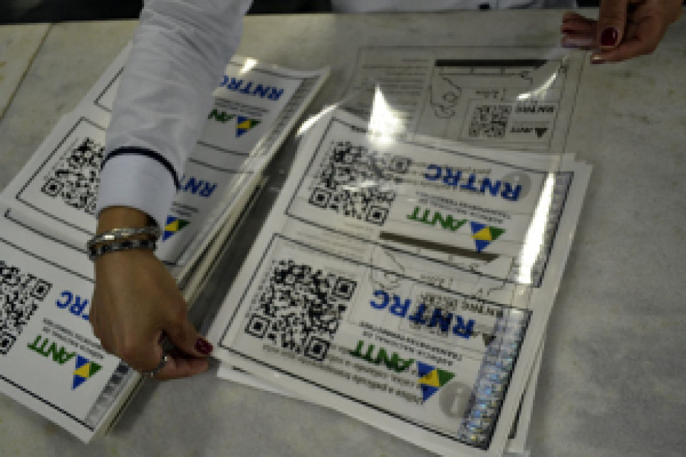 Alerta sobre a correta instalao dos adesivos do RNTRC