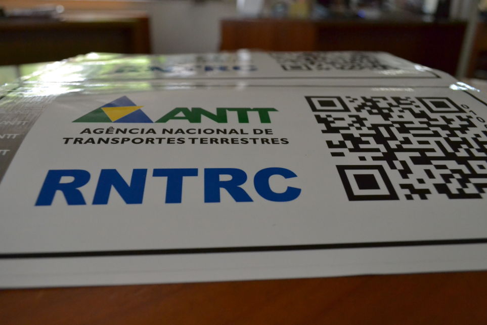 Como proceder em caso de dano precoce do adesivo do RNTRC