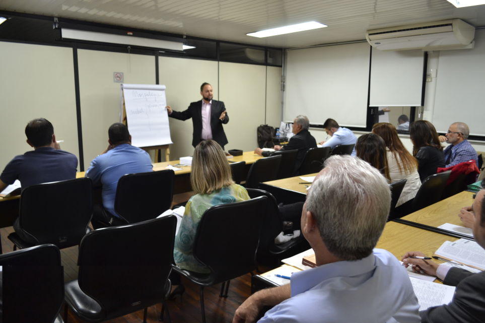 Colaboradores do departamento jurdico do Setcemg e da Fetcemg participam de curso de aperfeioamento em lngua portuguesa