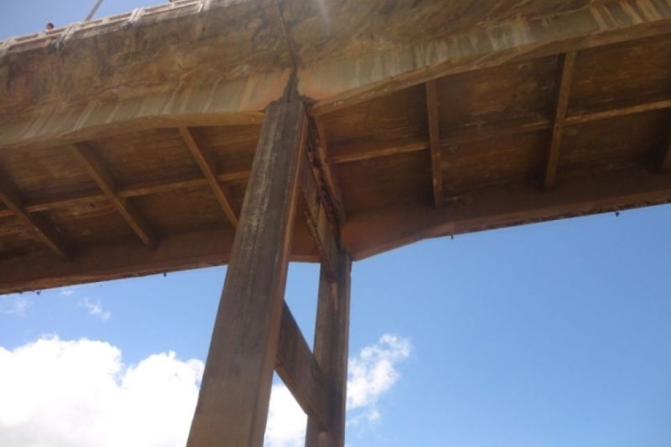 Ponte que d acesso a Almenara  totalmente interditada pelo DER