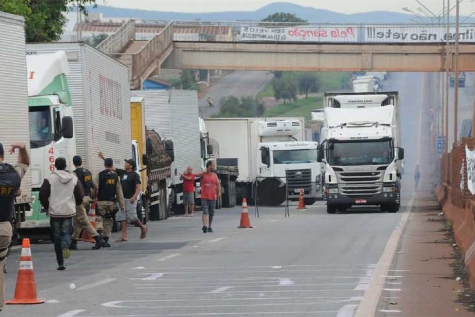 CNT se posiciona sobre a paralisao dos caminhoneiros autnomos