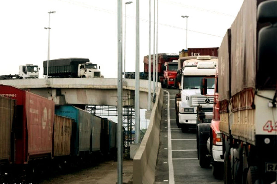 Campanha orienta caminhoneiros sobre agendamento de cargas no Porto de Santos