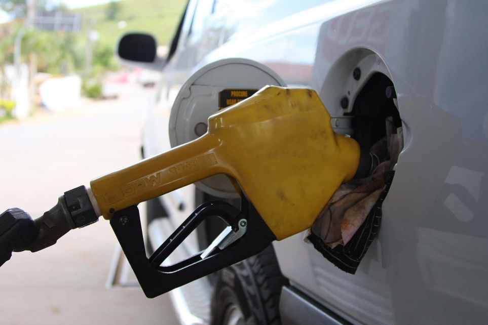 Definio sobre reajuste do preo da gasolina  adiada para a prxima tera-feira