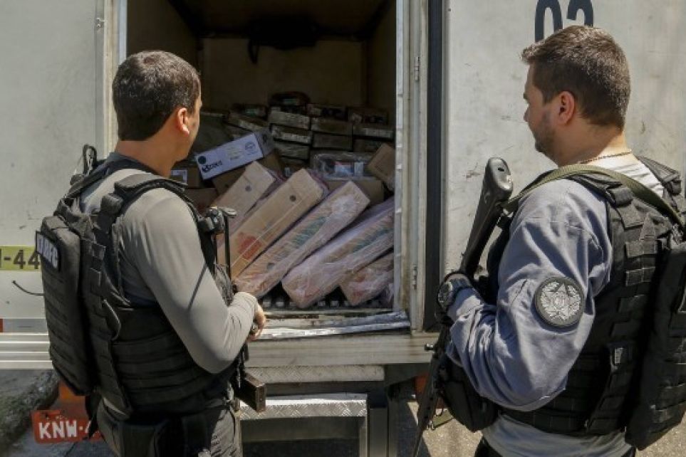 Roubo de cargas aumenta no Rio e abastece feires do crime 