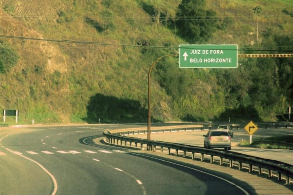 Operao com carreta de grande porte interditar descida da Serra de Petrpolis na madrugada de tera (26.11)