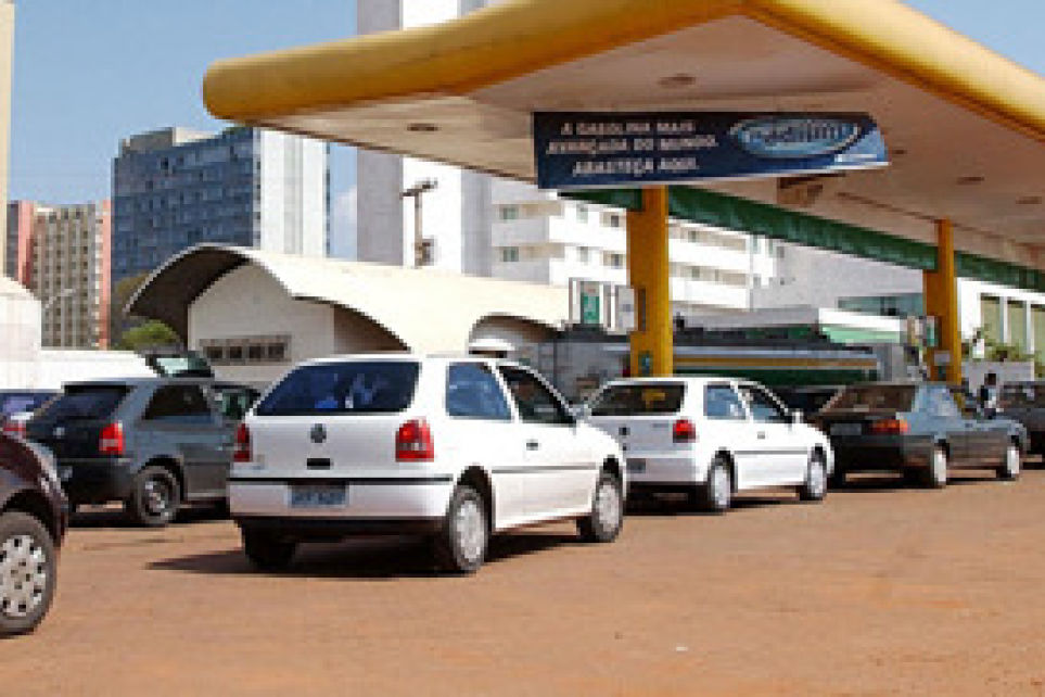 Com reajuste da gasolina, cresce risco de estouro da meta de inflao