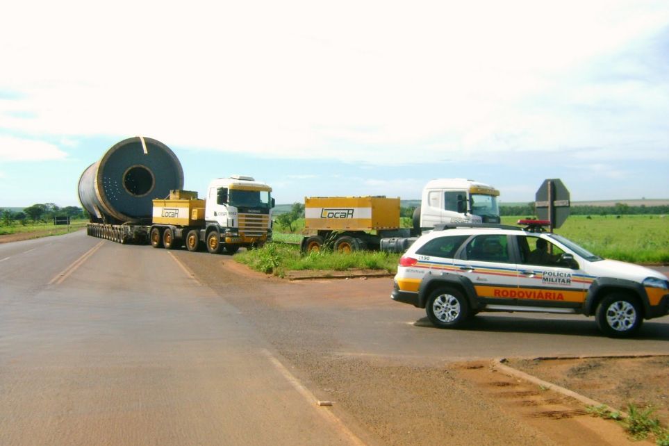 Transporte de carga excedente altera trfego na BR-040