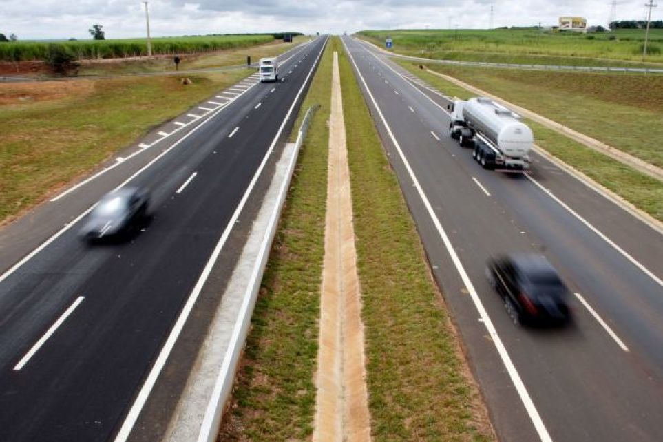Cai nmero de pedidos de renovao de carteira de motorista de caminho