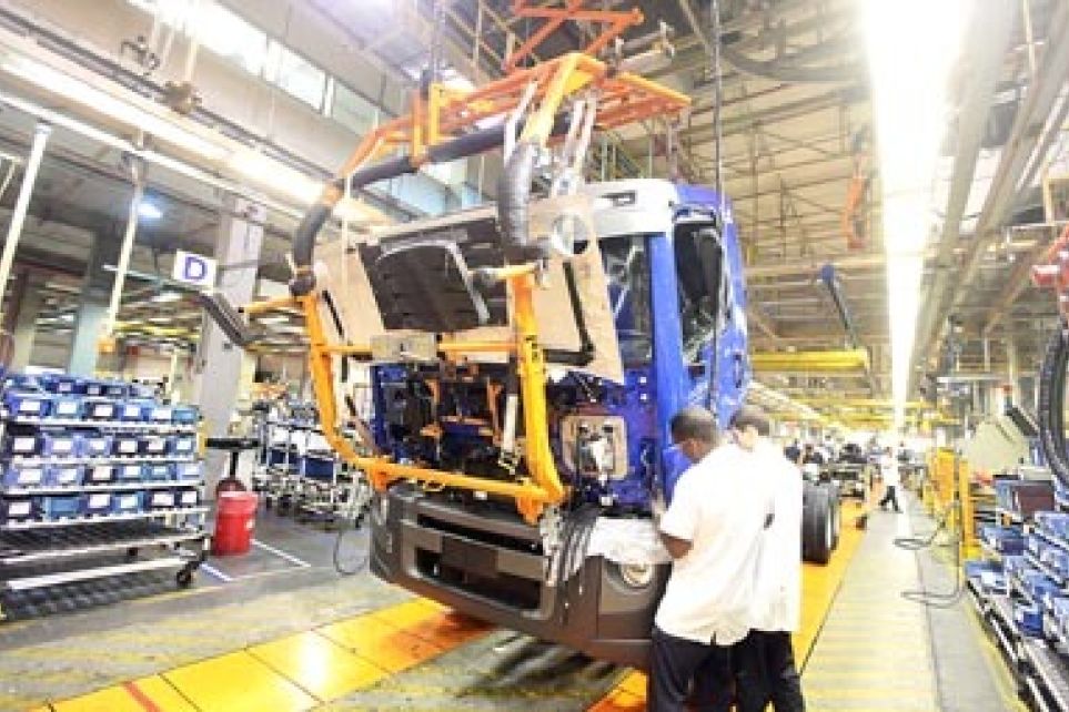 Emprego industrial varia 0,4% em dezembro e fecha 2014 em -3,2% 