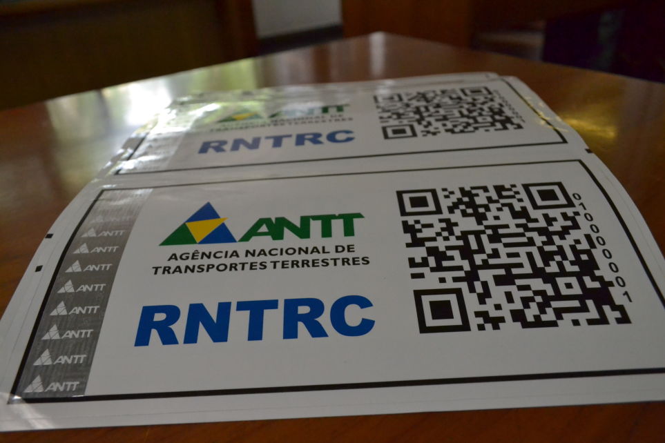 Como proceder em caso de dano precoce do adesivo do RNTRC