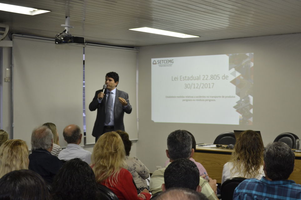 Setcemg apresenta lei sobre transporte de produtos perigosos a transportadores do estado durante Caf com Palestra
