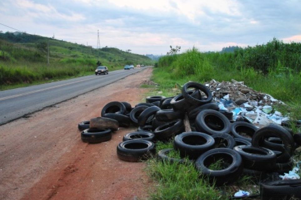 Lixo na rodovia traz perigos para os motoristas