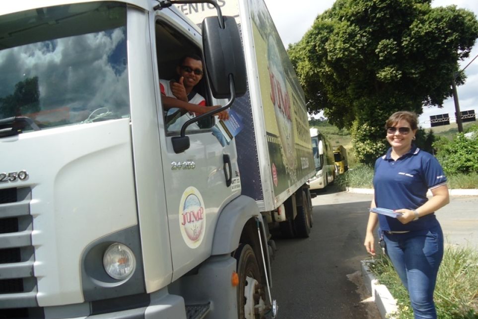 Blitz educativa informa sobre Lei Seca em Tefilo Otoni