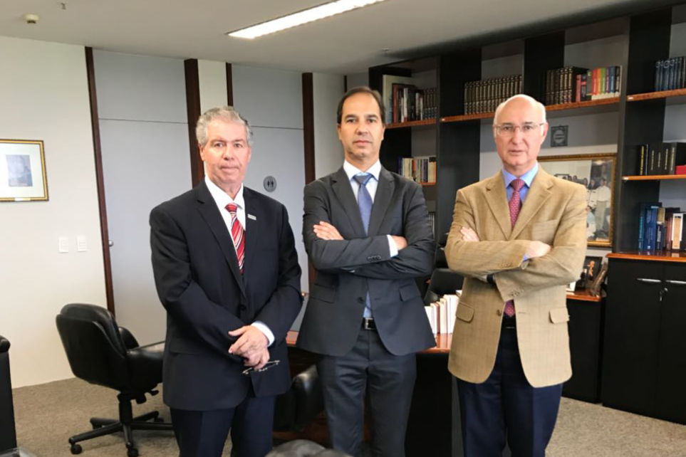 Ives Gandra recebe lideranas do TRC Mineiro