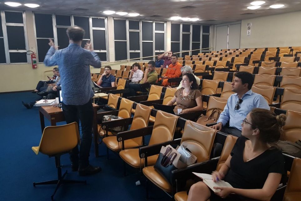 Reunio no DEER discutiu legislao para transporte de cargas perigosas
