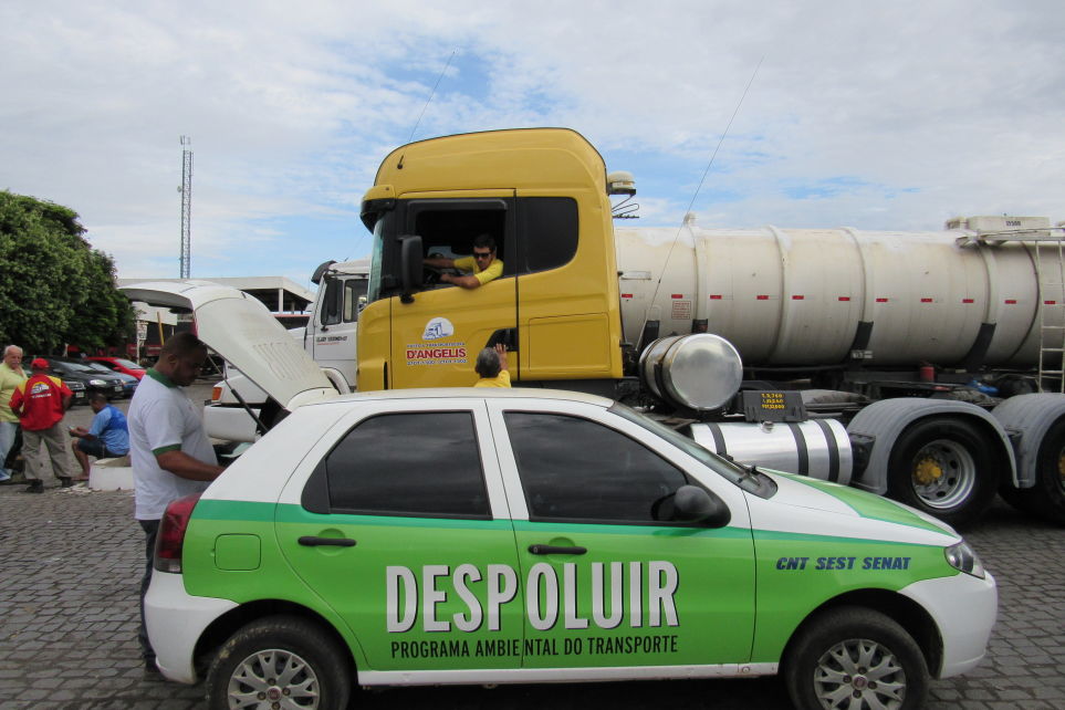 Fetcemg promoveu aes em Montes Claros com o Despoluir