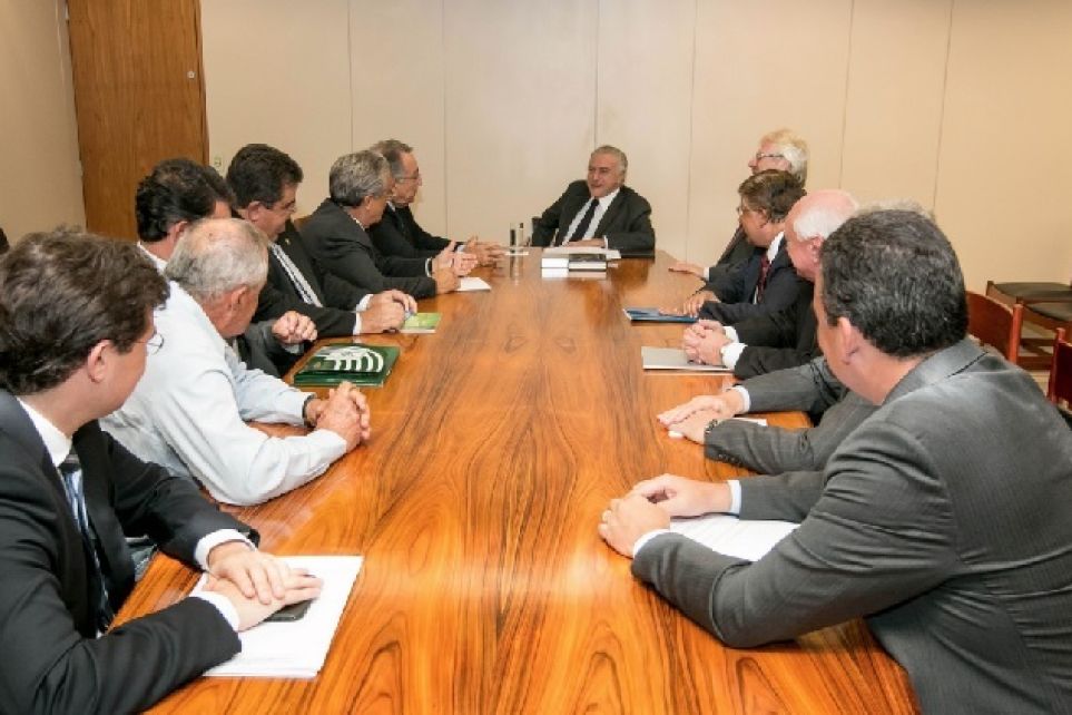 Plano CNT de Recuperao Econmica  entregue a Michel Temer
