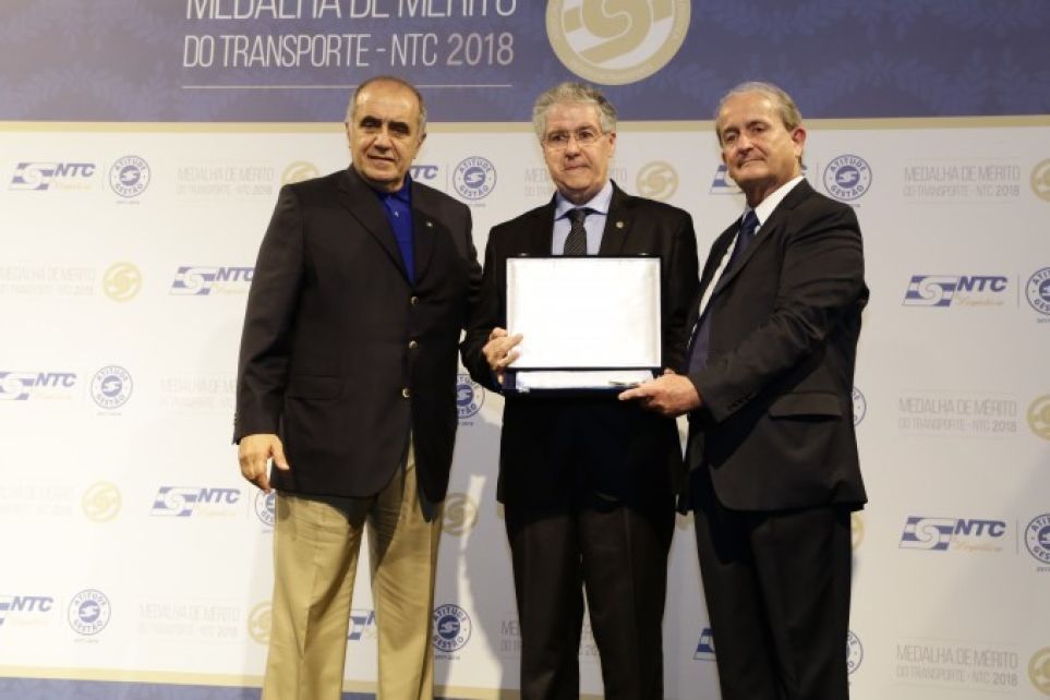 Gladstone Lobato recebe homenagem da NTC