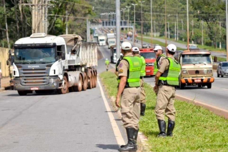Caminhoneiros fazem exames toxicolgicos em blitz no Anel Rodovirio