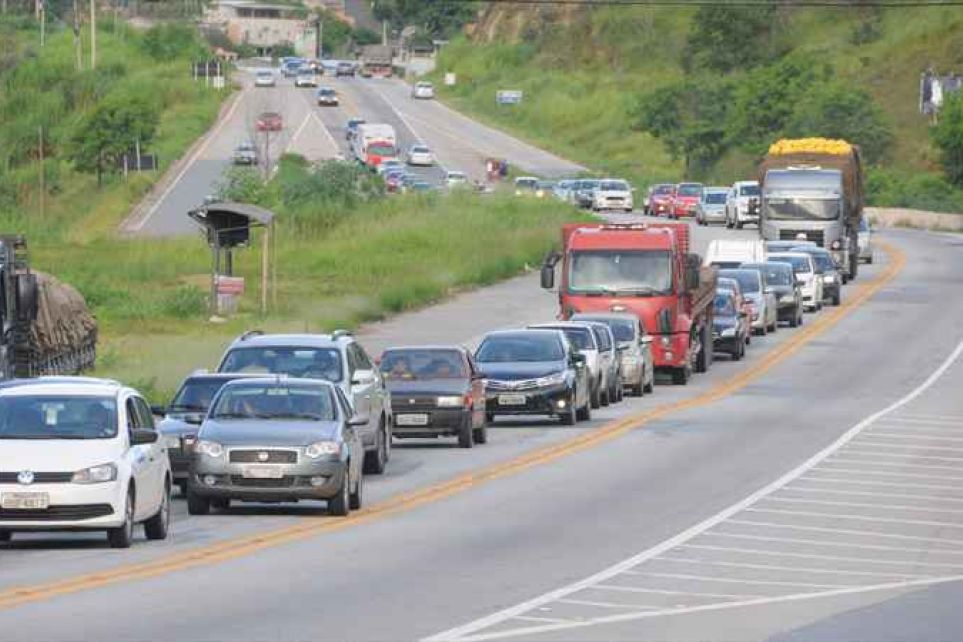 Filas, imprudncia e mortes marcam volta do feriado em Minas Gerais