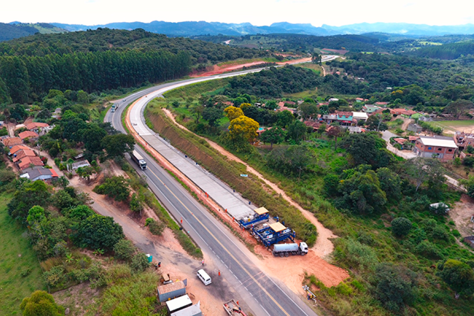 Interdio na BR 381 para passagem de equipamento de grande porte