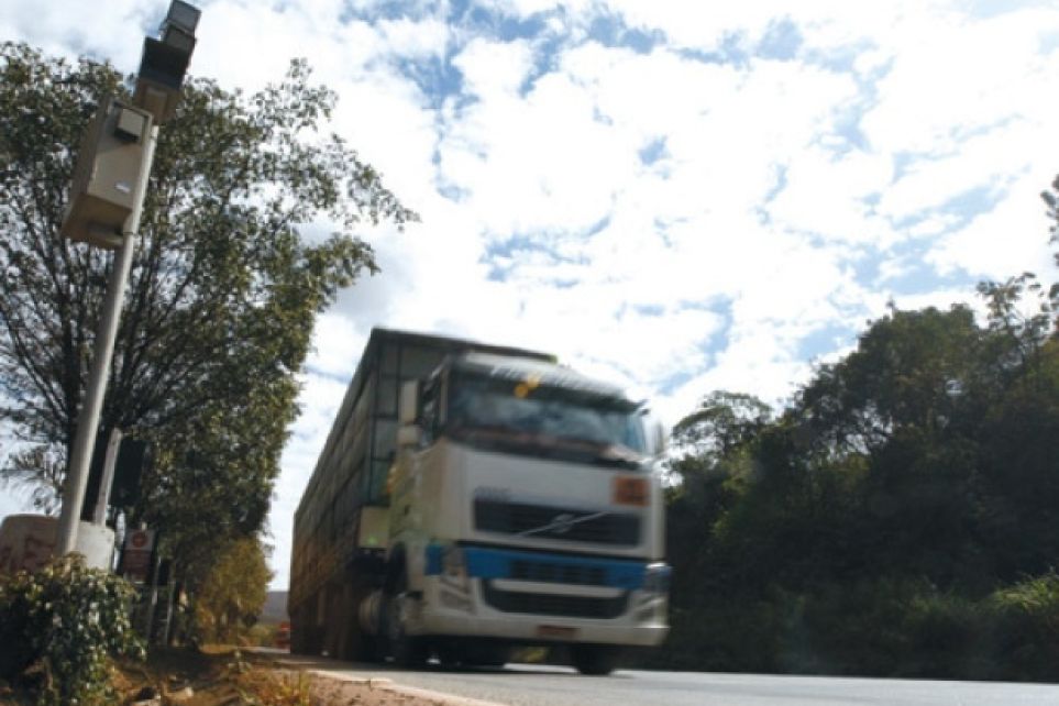 Nmero de acidentes cai em trechos da BR-040 monitorados por radares