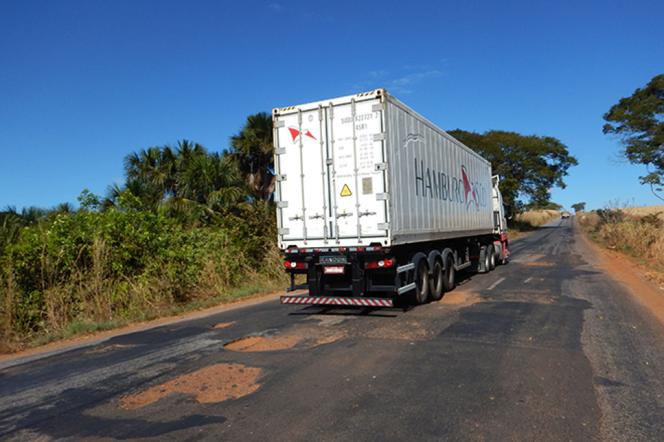 Rodovias ruins aumentam consumo de diesel e geram prejuzo de R$ 2,3 bi