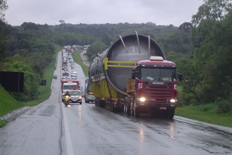 Carreta de grande porte trafegar na BR040 nesta quinta e sexta-feira
