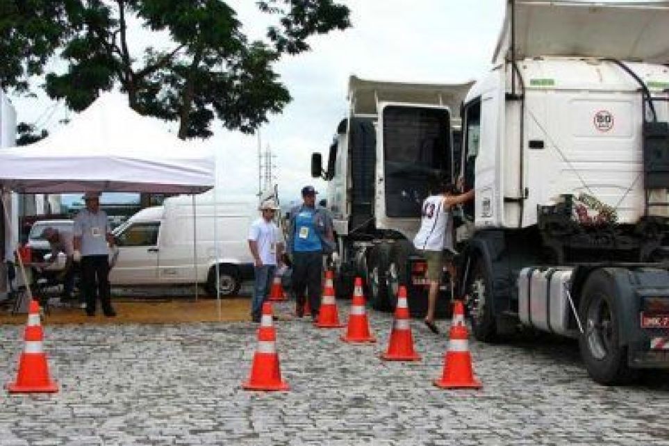 Programa Carro 100% realiza inspeo veicular gratuita
