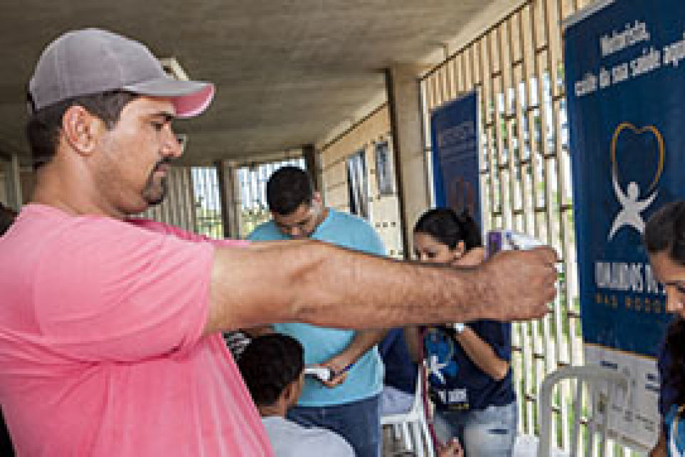 Comandos de Sade nas Rodovias atendem mais de trs mil caminhoneiros no pas