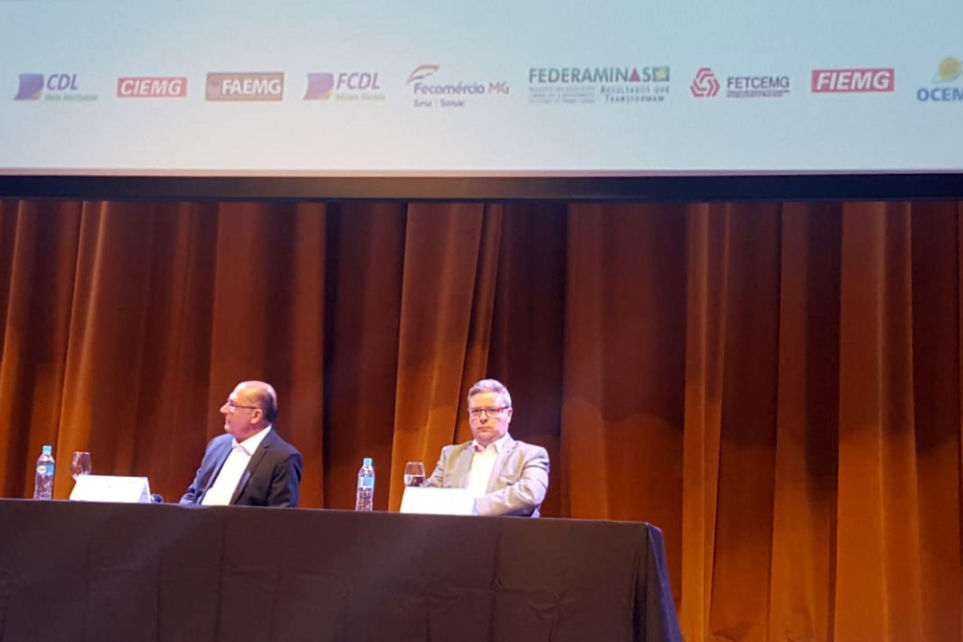 Transportadores marcam presena em debate com Geraldo Alckmin