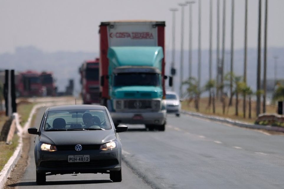 Uso obrigatrio de farol baixo durante o dia em rodovias  regulamentado por lei