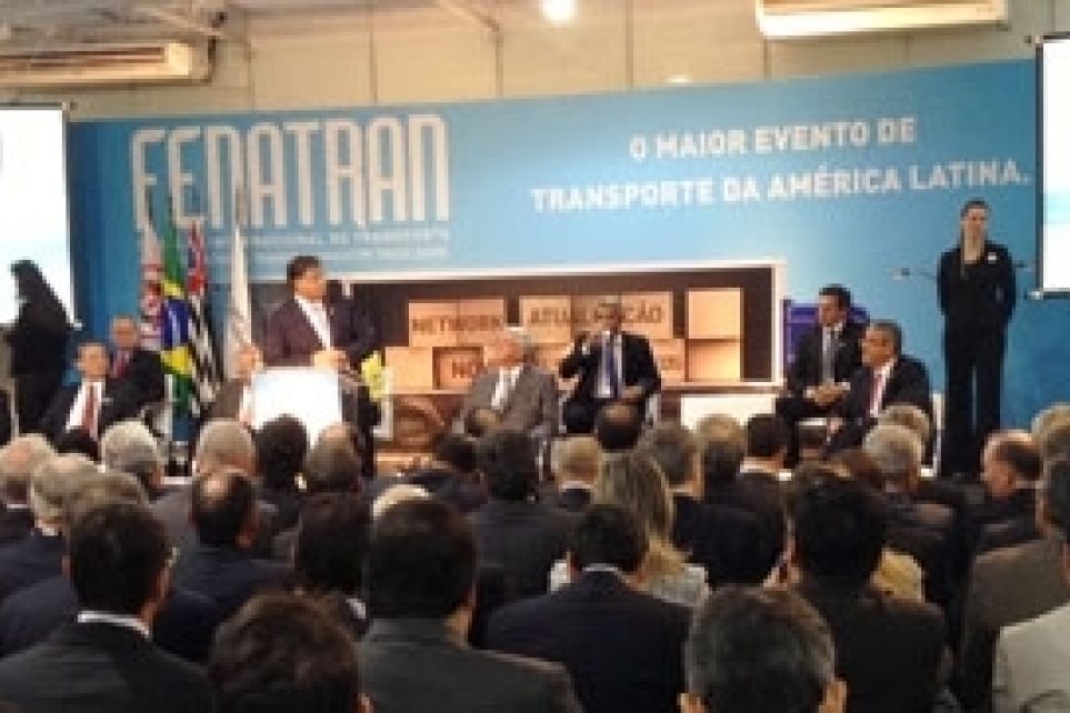 Renovao de caminhes pauta debates na 19 Fenatran