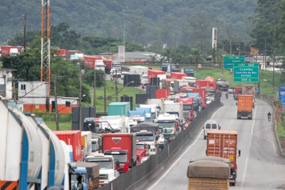 Governo quer sincronizar caminhes e navios em Santos
