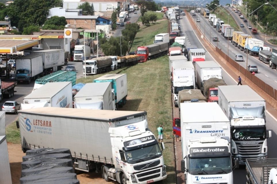Caminhoneiros fecham rodovias e pedem sada de Dilma, mas sindicato repudia ato independente