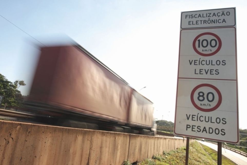 Radares desligados na Ferno Dias estimulam altas velocidades e explicam aumento de acidentes