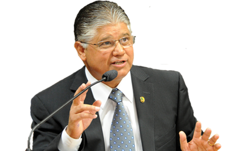 Clsio Andrade renuncia ao mandato no Senado por motivos de sade