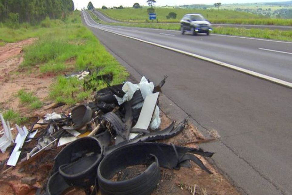 Lixo na rodovia traz perigos para os motoristas