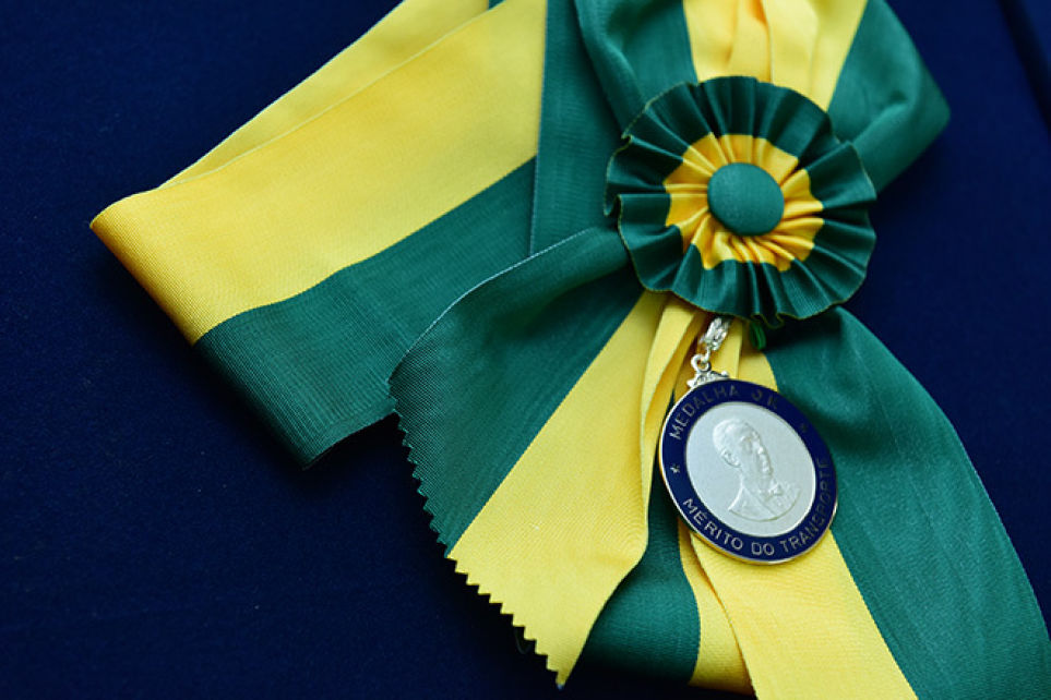 CNT homenageia personalidades do setor de transporte
