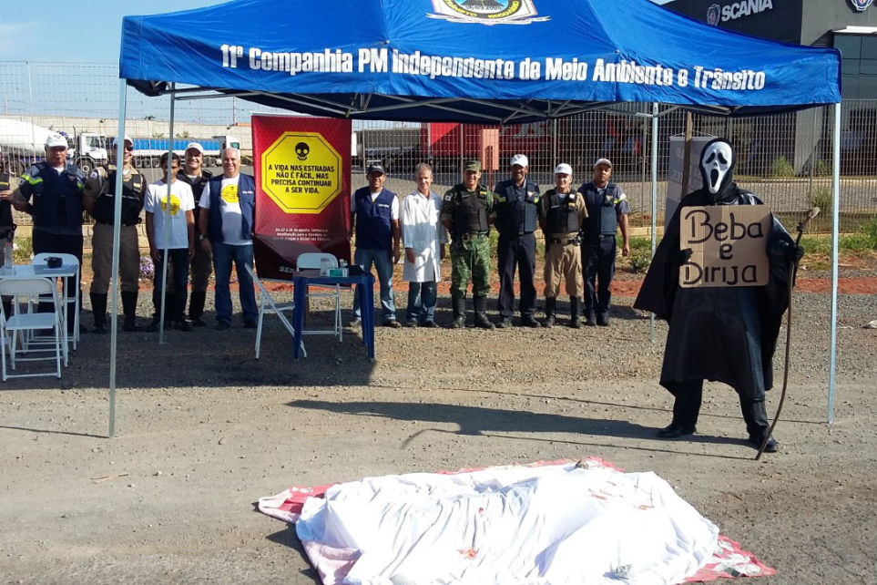 Montes Claros (MG) realiza blitz educativa sobre a Semana de Mobilizao para o Combate ao uso de Drogas e lcool nas Estradas
