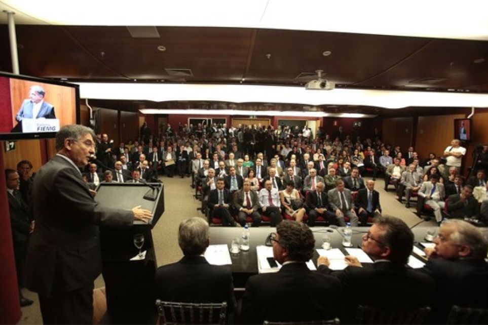 Empresrios e Governo firmam Pacto de Minas pelas guas 