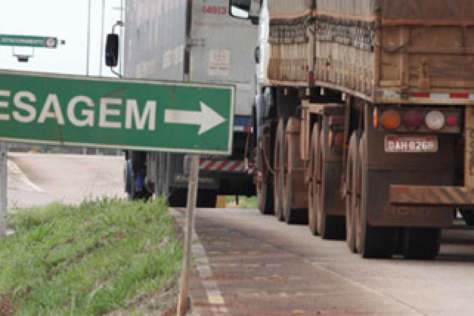 Cmara aprova iseno de pedgio para eixo suspenso e maior tolerncia a peso de caminhes