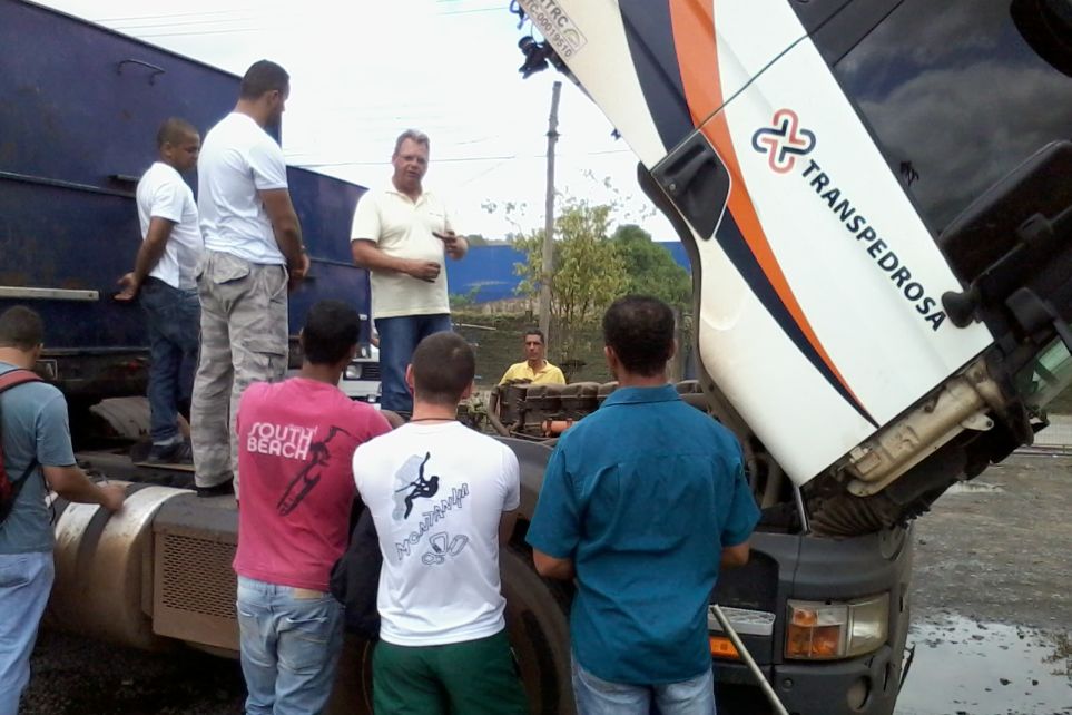 Alunos do curso de formao de Novos Motoristas de Carreta de Juiz de Fora iniciam aulas prticas em empresa de transporte de cargas da cidade